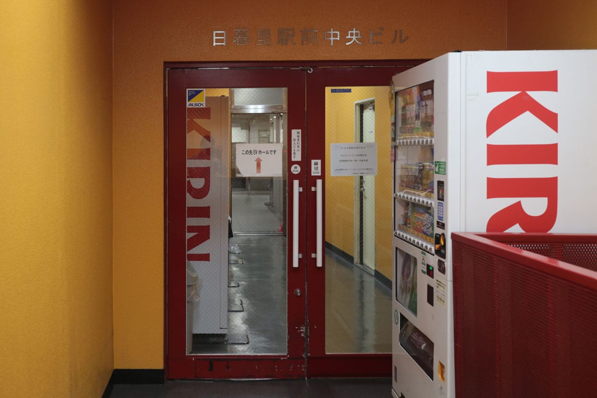 ④ ビル入口の銀色の扉から入ります。