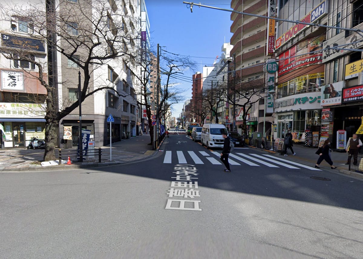 ② 羽二重団子とファミリーマートの間の「日暮里中央通り」を進みます。